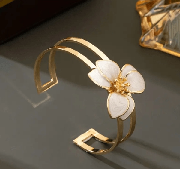 Kadın Gold Renk Çiçek Figürlü Bileklik – Yeşil & Beyaz Renk Seçenekli 6 cm Şık Model