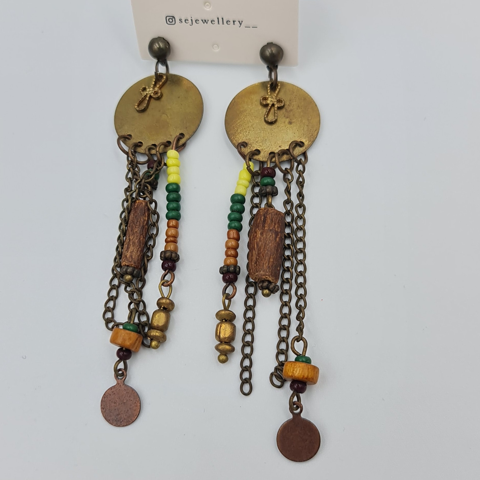 Etnik Zincir Detaylı Sallantılı Küpe – Bohem Rasta Boncuklu, Ahşap ve Metal Karışımı (9 x 2 cm)