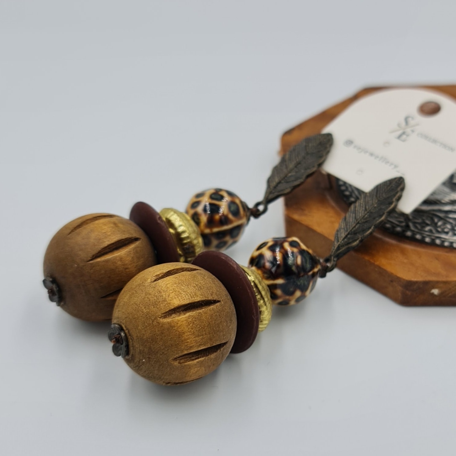 Bohem Ahşap Sallantılı Küpe – Yaprak Detaylı, Desenli Boncuklu (8,5 x 2,3 cm)