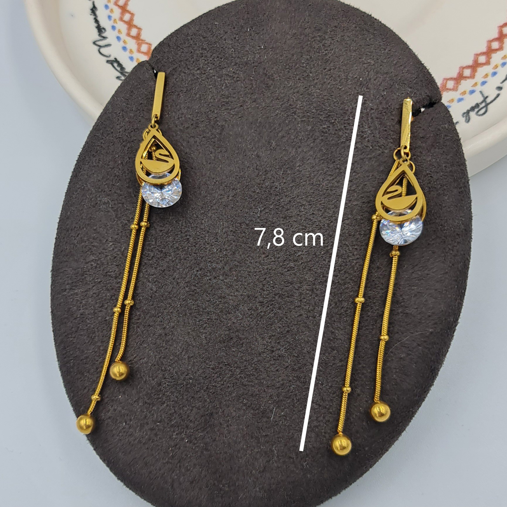 Gold Renk Zirkon Taşlı Kuğu Detaylı Uzun Çelik Küpe – 7,8 cm, Kararmaz, Suya Dayanıklı