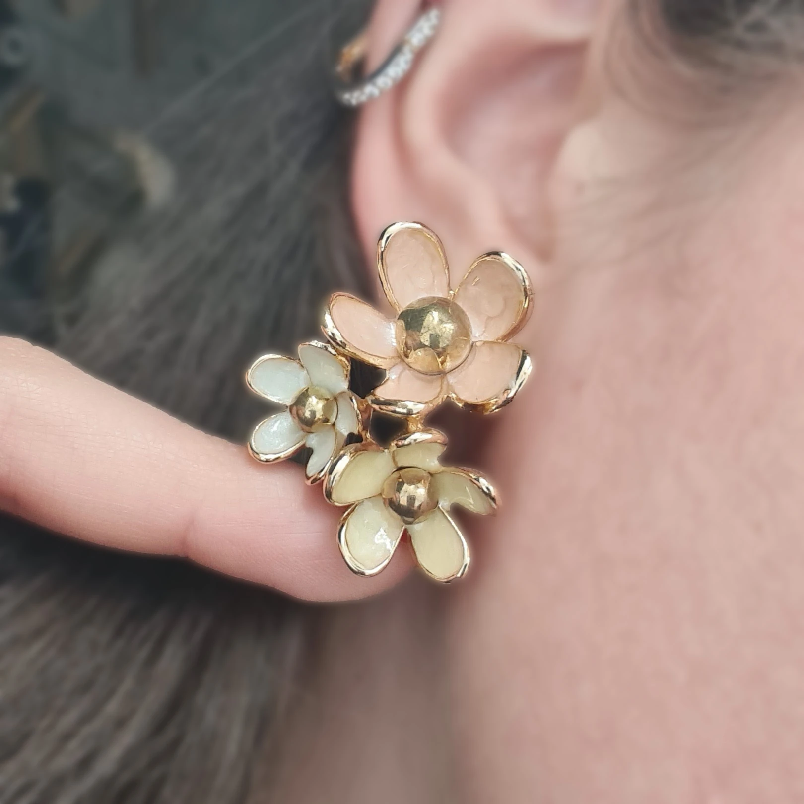 Gold Renk Mineli Çiçek Küpe – Sallantılı Model, Renkli Tasarım, 3,8 x 2,6 cm