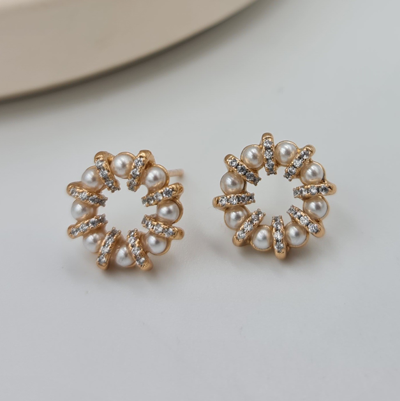 İnci ve Zirkon Taşlı Dairesel Kadın Küpe – Rose Gold, Xuping, Kararmaz, Suya Dayanıklı, 1.3 cm