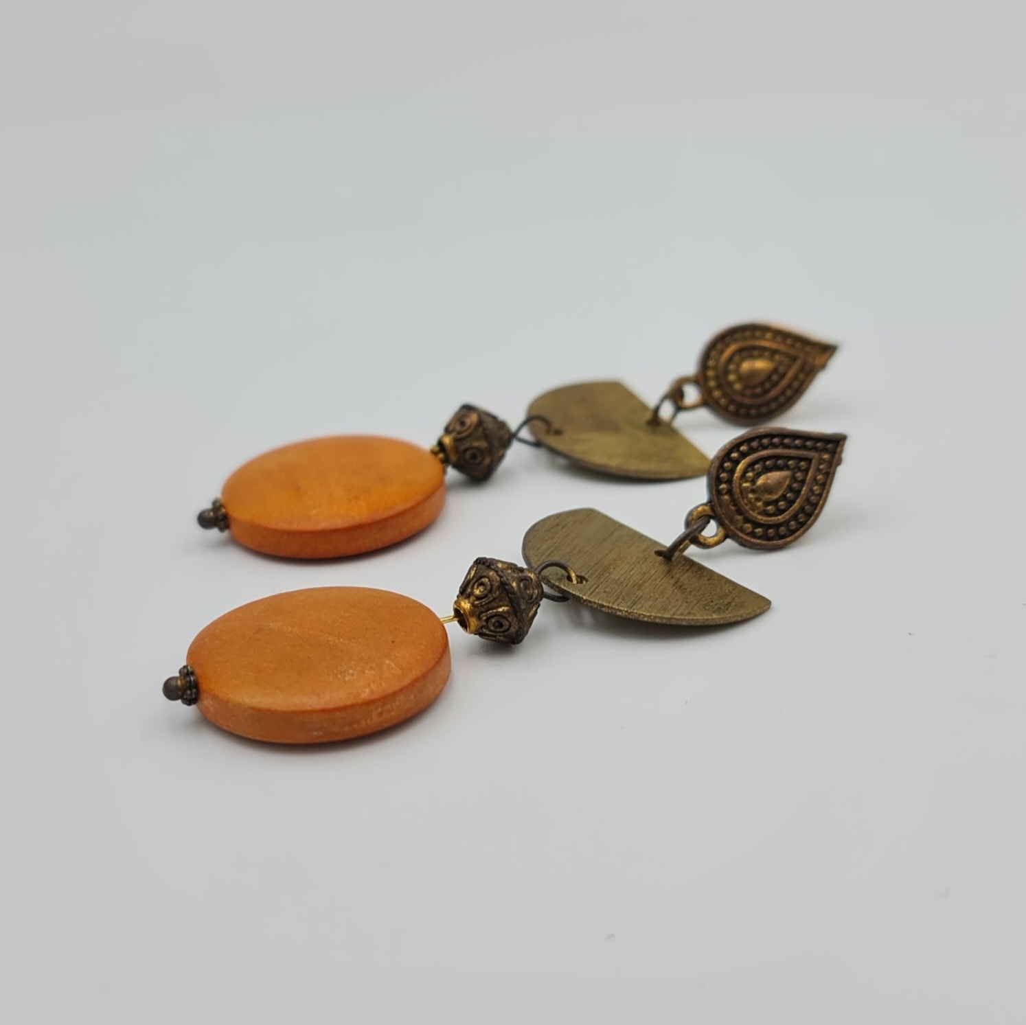 Etnik Detaylı Sallantılı Küpe – Bohem Stil, Ahşap ve Antik Metal Bileşenli (6,5 x 2,1 cm)