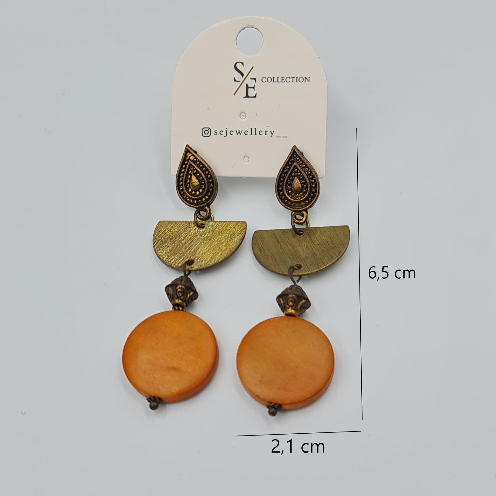 Etnik Detaylı Sallantılı Küpe – Bohem Stil, Ahşap ve Antik Metal Bileşenli (6,5 x 2,1 cm)