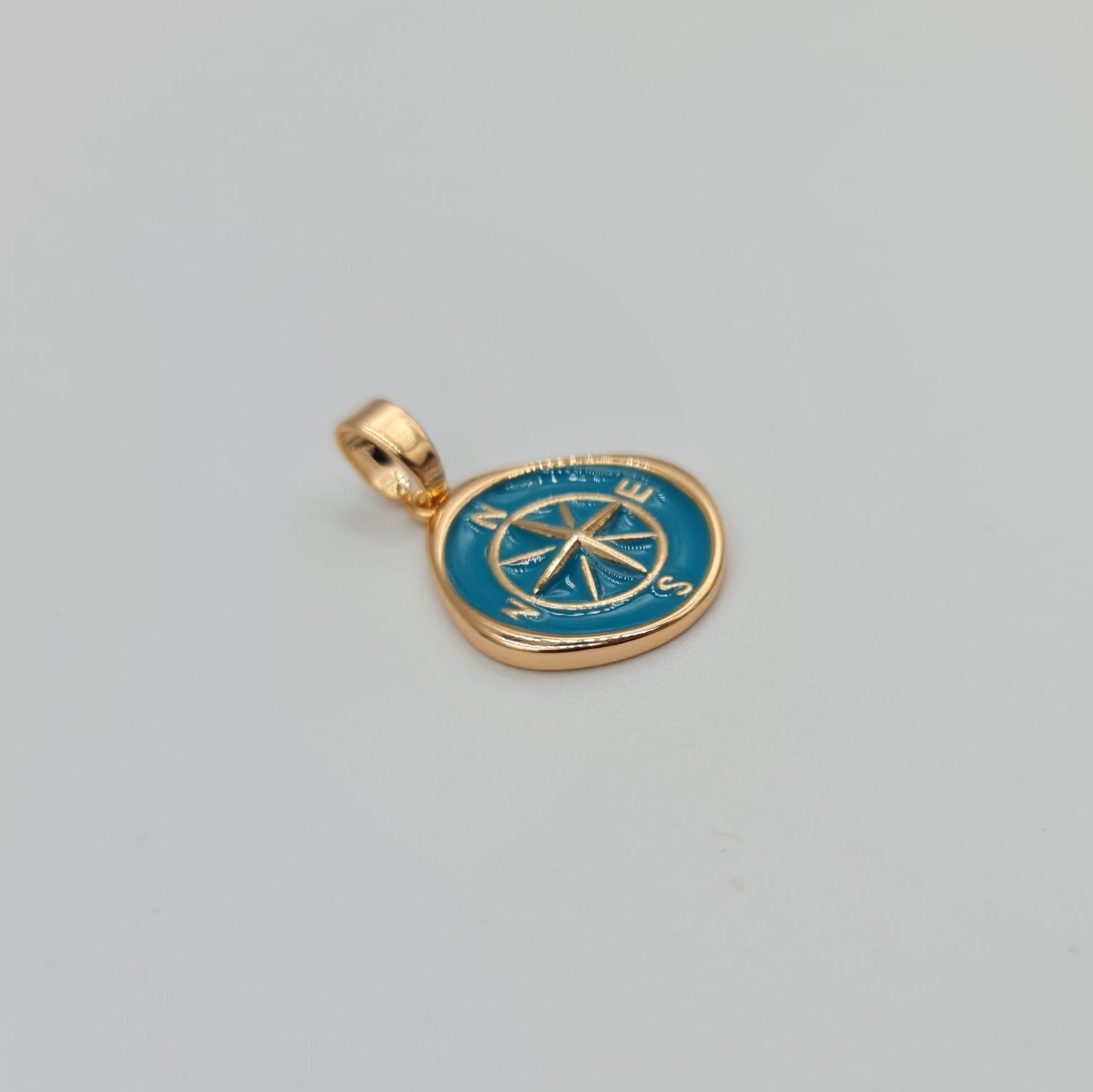 Pusula Figürlü Mineli Kolye Ucu – Rose Gold Xuping, Kararmaz, 3 mm Halka (2,1 x 1,5 cm)