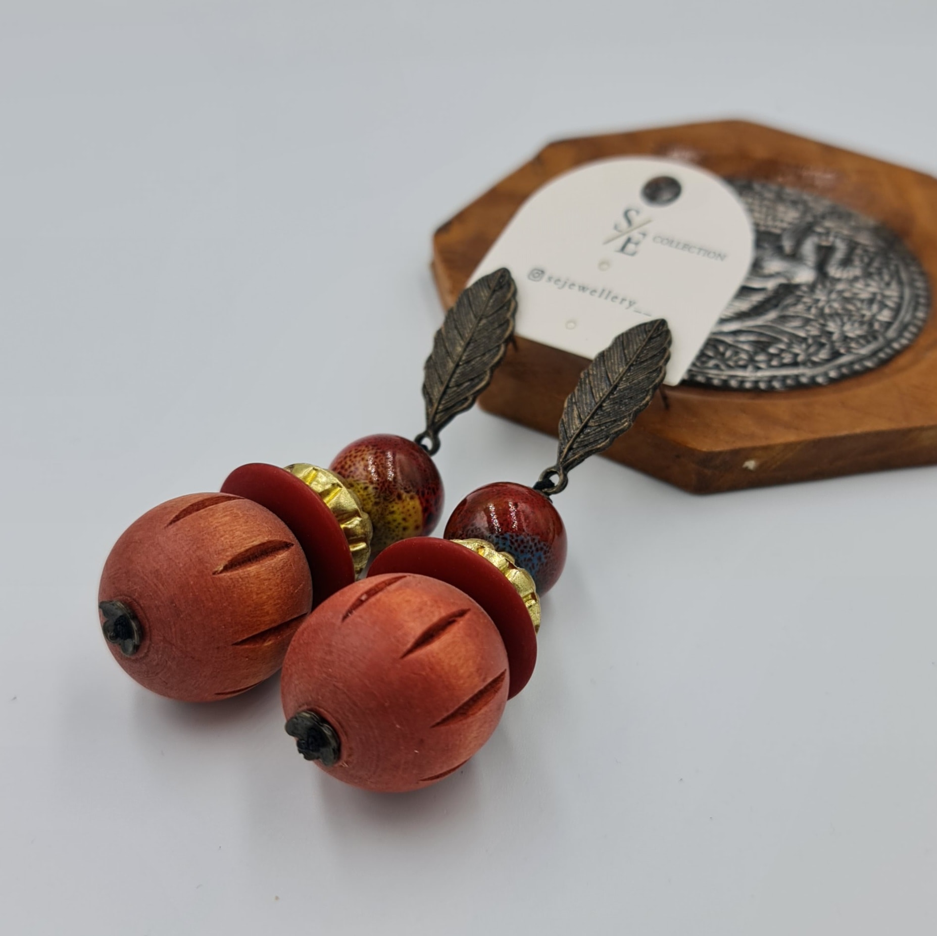 Bohem Ahşap Sallantılı Küpe – Doğal Form, Yaprak Detaylı, (8,5 x 2,3 cm)