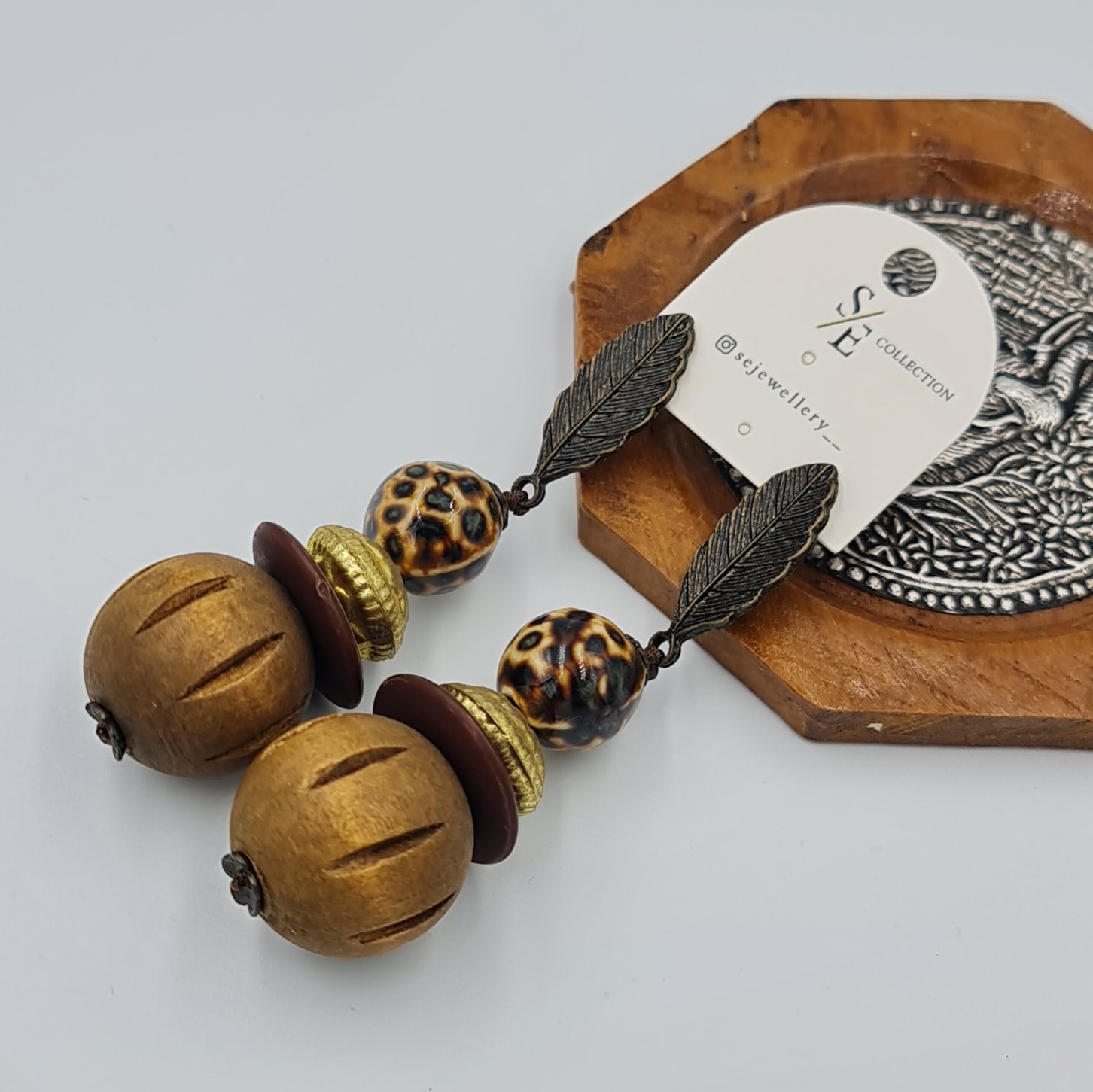 Bohem Ahşap Sallantılı Küpe – Yaprak Detaylı, Desenli Boncuklu (8,5 x 2,3 cm)