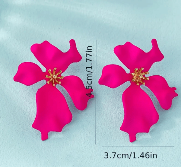 Kadın Fuşya Renk Çiçek Formlu Küpe – 4.5 cm Gold Detaylı Şık Model