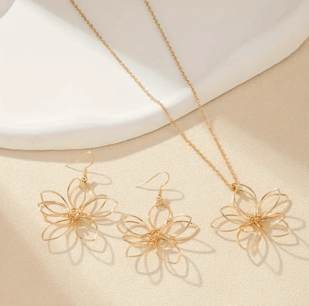 Gold Çiçek Objeli Kolye Sallantılı Küpe Set