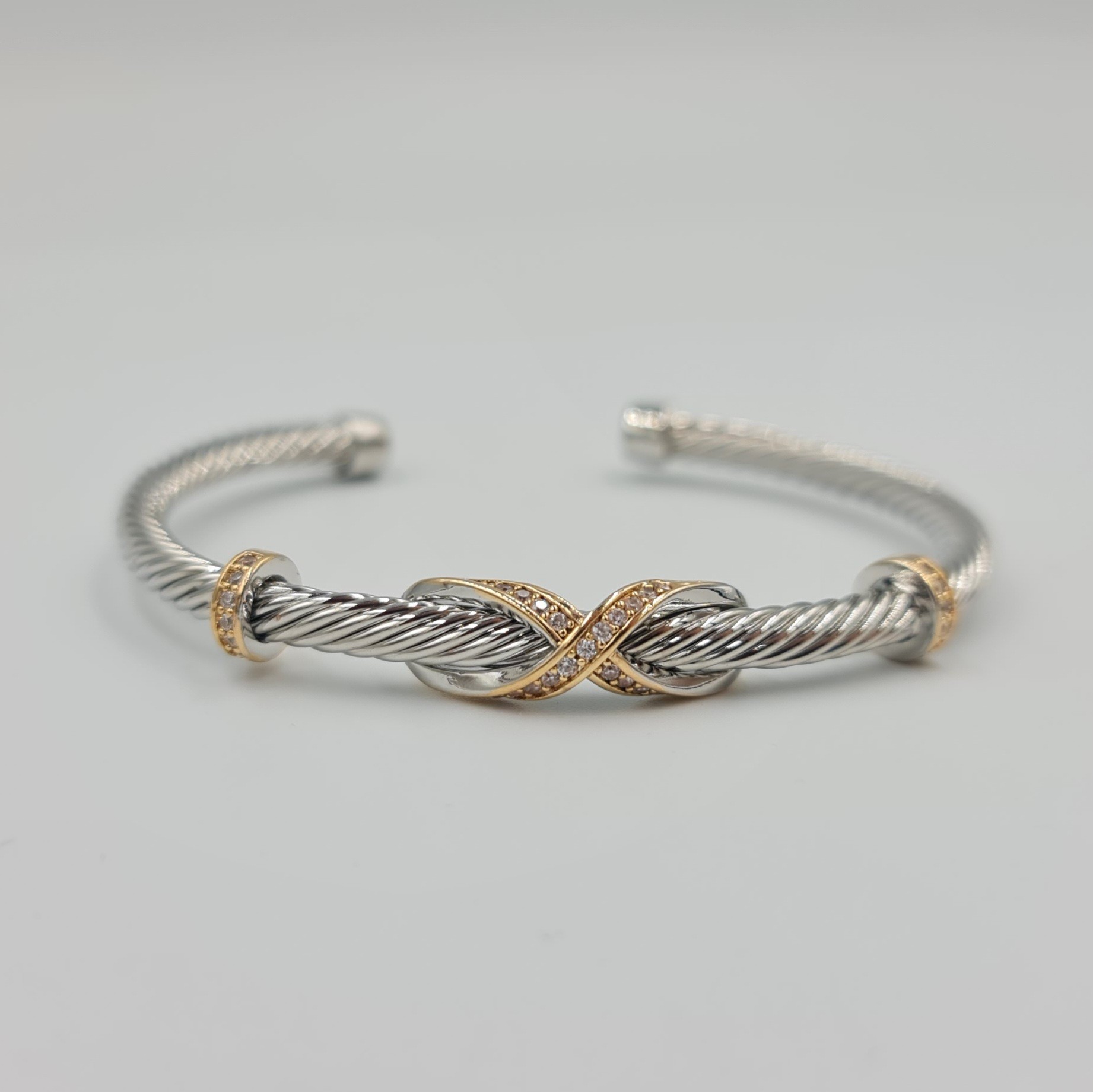 Gümüş Gold Detaylı Çelik Kelepçe Bileklik – Esnek Yapılı, Kararmaz, VIP Model, 4 mm (6x6 cm)