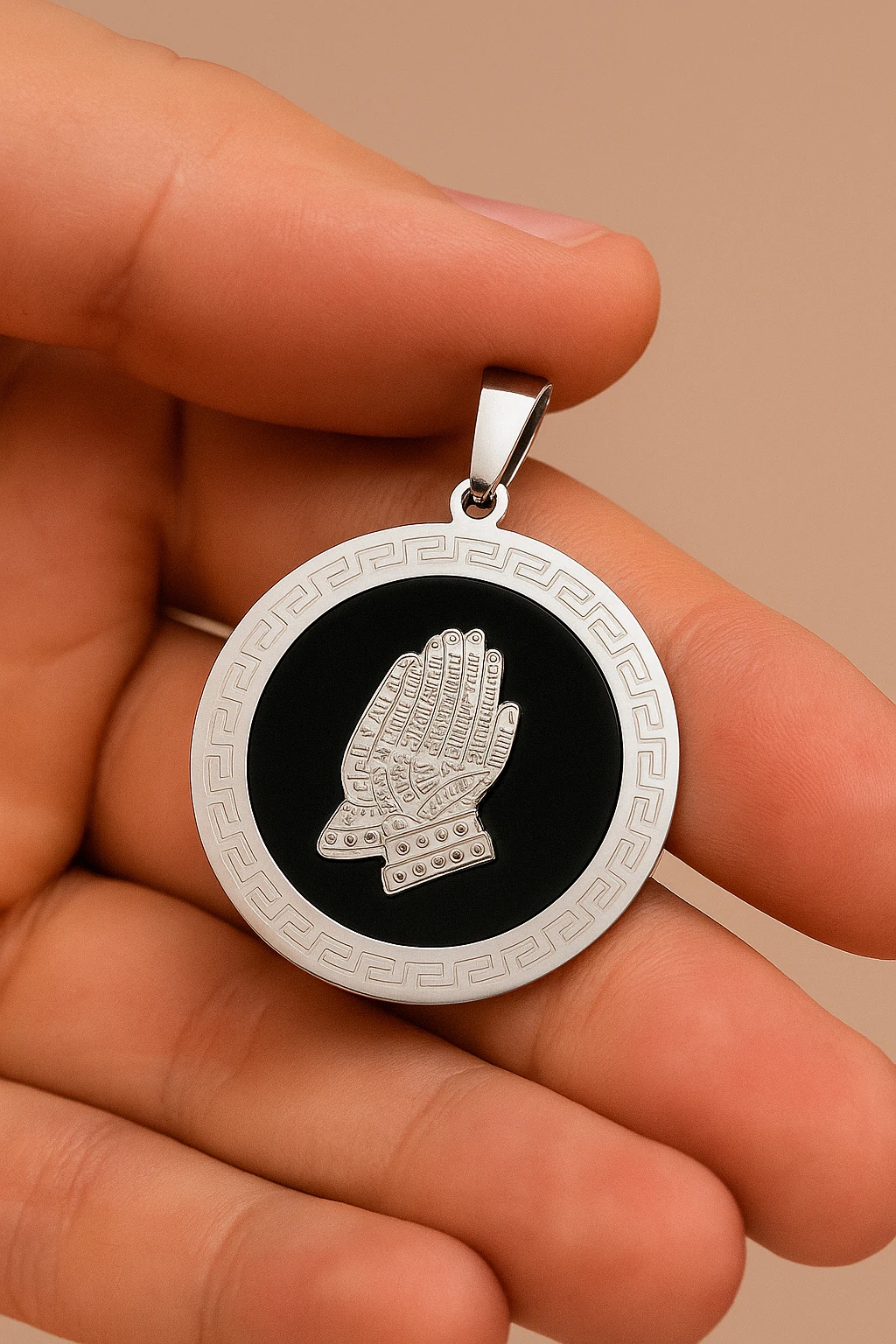 Siyah Mine Üzeri Gümüş Dua Eden Eller Çelik Kolye Ucu – 5 cm