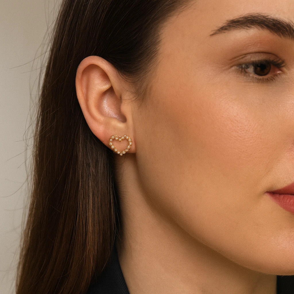 İnci Detaylı Kalp Form Küpe – Mini Zarafet Serisi