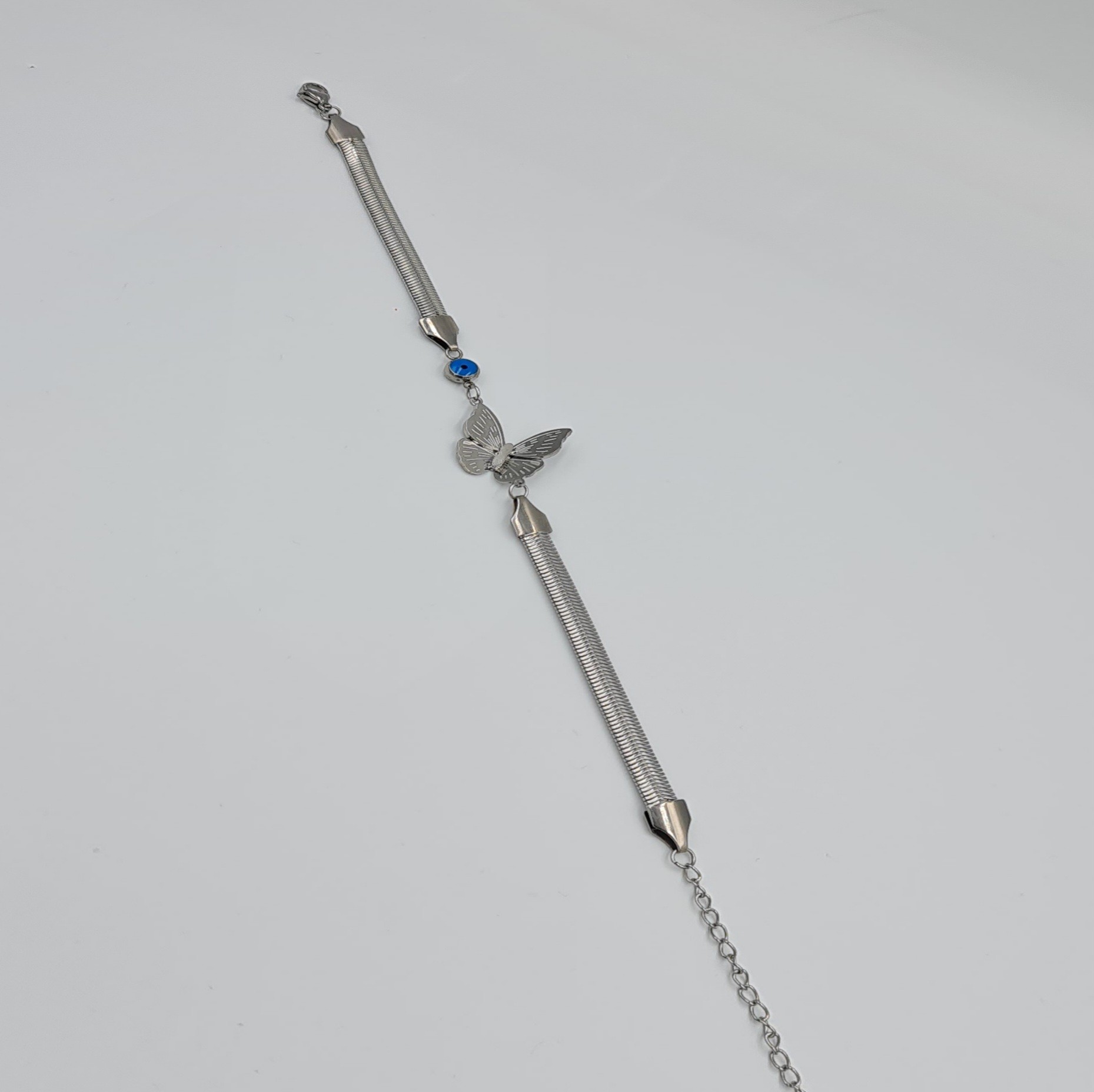 Kelebek Figürlü Gümüş Renk Çelik Bileklik – Nazar Detaylı, Ayarlanabilir Uzunluk (19+6 cm, 5 mm Zincir)