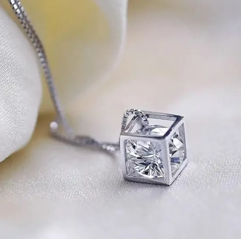 Gümüş Renk Zarif Kare Zirkon Tektaş Detaylı Kolye