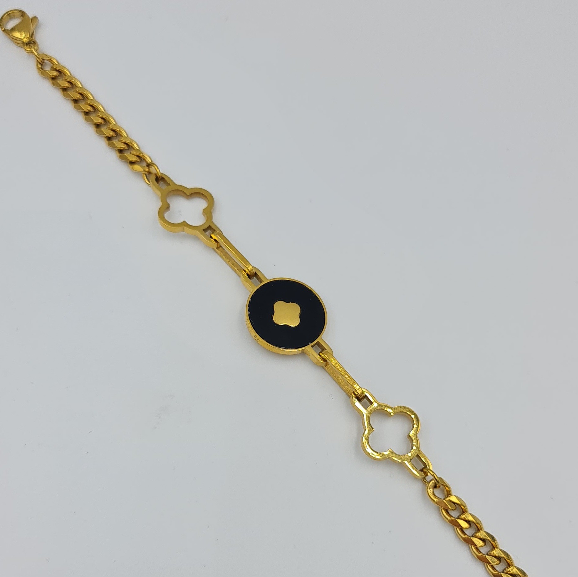 Gold Renk Siyah Detaylı Çelik Çiçek Bileklik – Ayarlanabilir, 17.5+4.5 cm