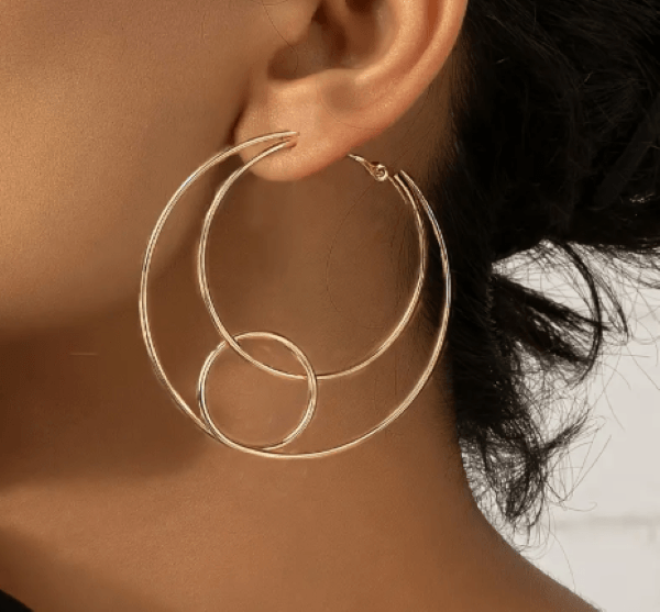 Kadın Gold Renk Üçlü Halka Küpe – 5.2 cm Modern Tasarım