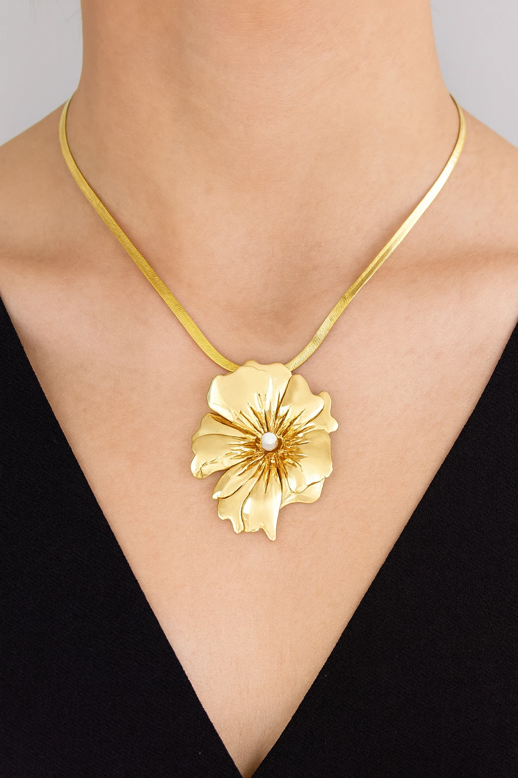 Altın Renkli İnci Detaylı Büyük Çiçek Kolye