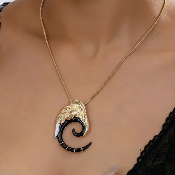 Gold Siyah Renk Detaylı Fil Model Tasarım Kolye