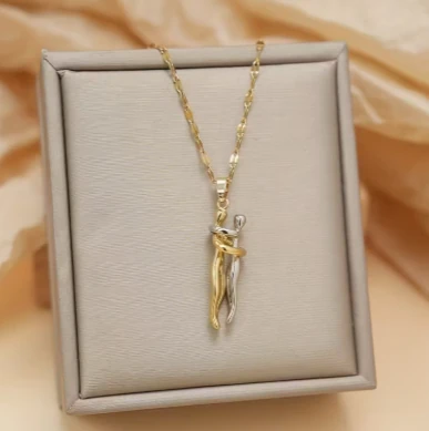 Aşkla Kucaklaşan Figürlü Gold Çift Kolyesi – Zincirli Özel Tasarım