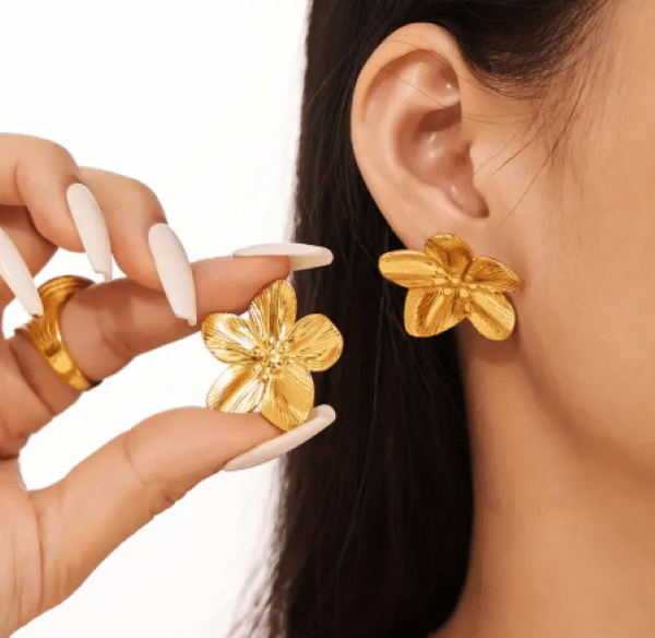 Kadın Gold Çiçek Formlu Takı Seti – Paslanmaz Çelik Kolye ve Küpe