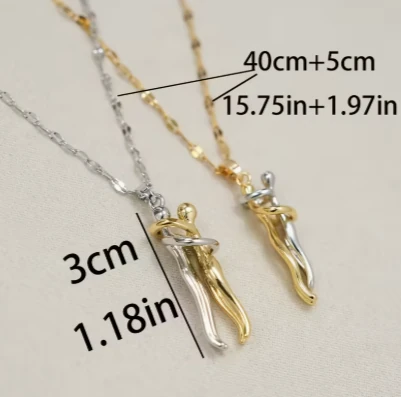 Aşkla Kucaklaşan Figürlü Gold Çift Kolyesi – Zincirli Özel Tasarım