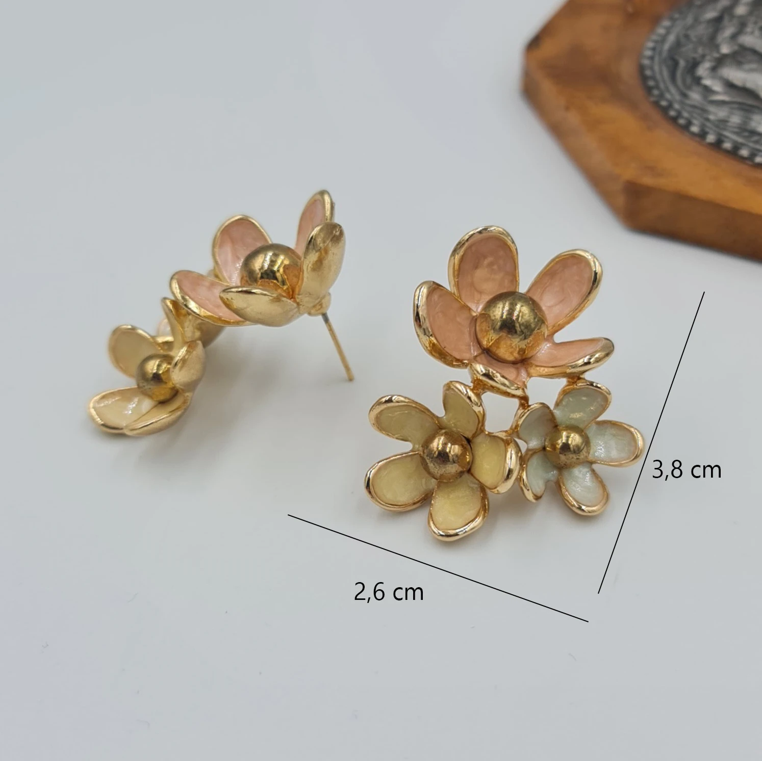 Gold Renk Mineli Çiçek Küpe – Sallantılı Model, Renkli Tasarım, 3,8 x 2,6 cm