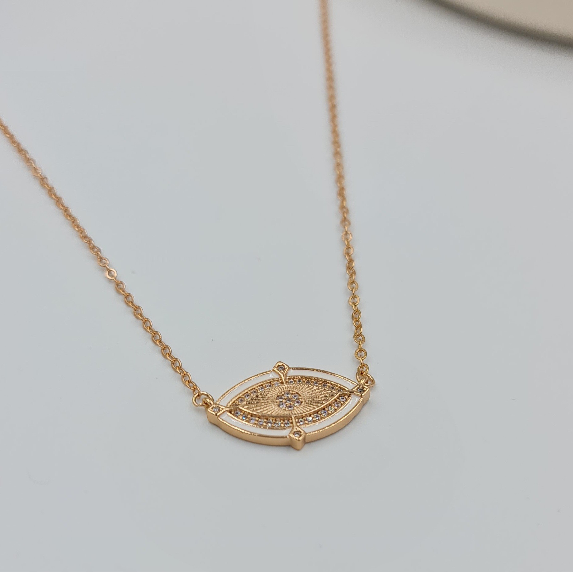 Beyaz Mineli Zirkon Taşlı Göz Detaylı Kolye – Rose Xuping, Kararmaz, Ayarlanabilir Zincir (42 + 5,5 cm)