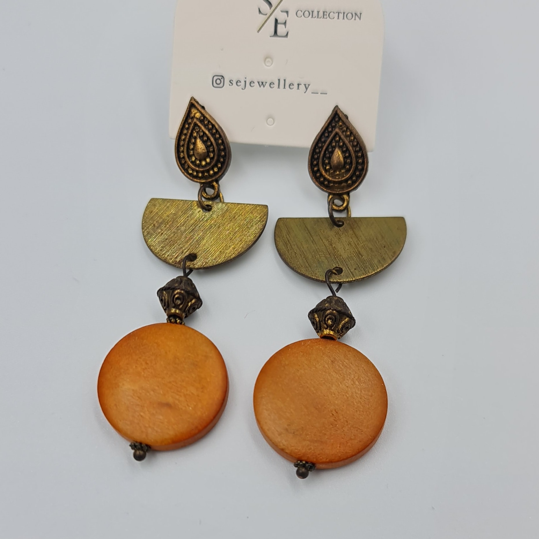 Etnik Detaylı Sallantılı Küpe – Bohem Stil, Ahşap ve Antik Metal Bileşenli (6,5 x 2,1 cm)