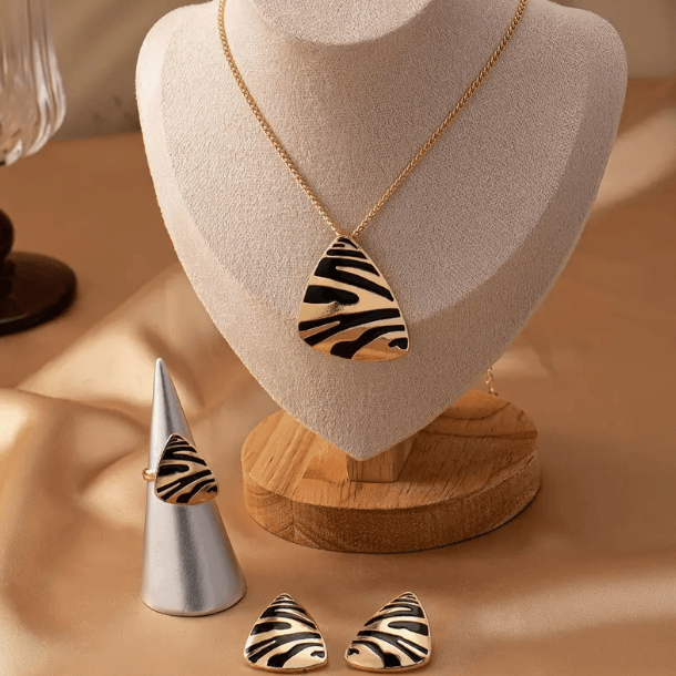 Gold Siyah Detaylı Üçgen Kesim Zebra Desenli Kolye Küpe Yüzük Set Şık Kadın Takı Seti