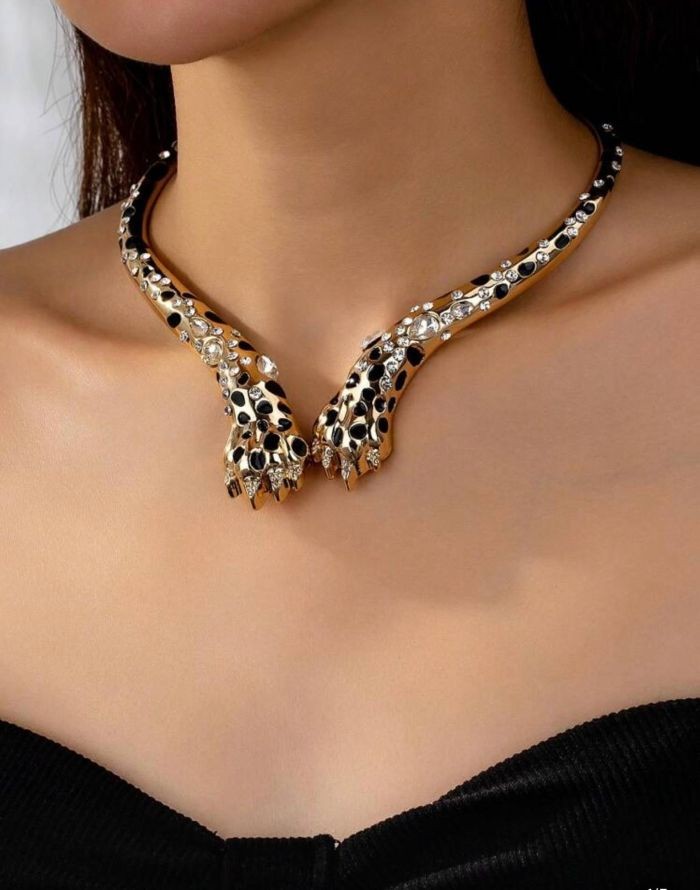 Kadın Gold Leopar Pençesi Formlu Kolye – Taş Detaylı ve Şık Tasarım