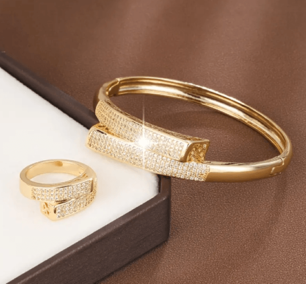 Kadın Gold Renk Taş Detaylı Takı Seti – Bileklik & Yüzük 2’li
