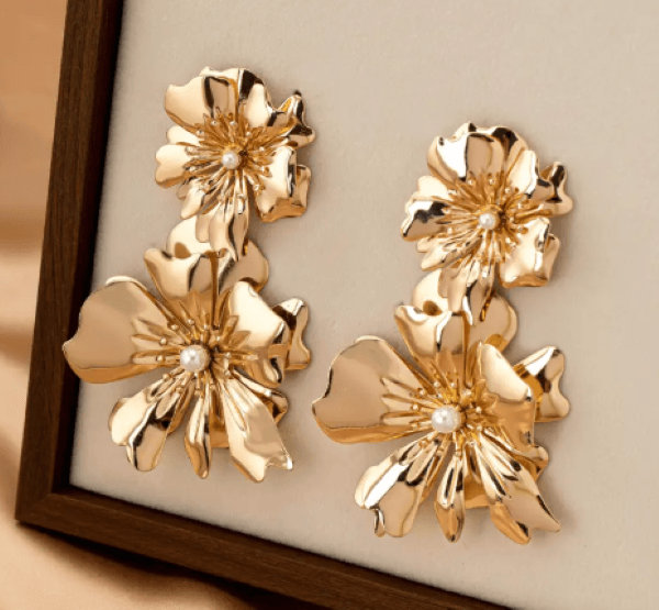 Kadın Gold Renk Büyük Çiçek Küpe – İnci Detaylı 9.5 cm Gösterişli Model