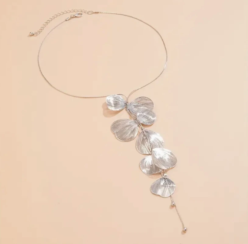 Gümüş Renk Yaprak Model Püsküllü Zarif Kadın Kolye