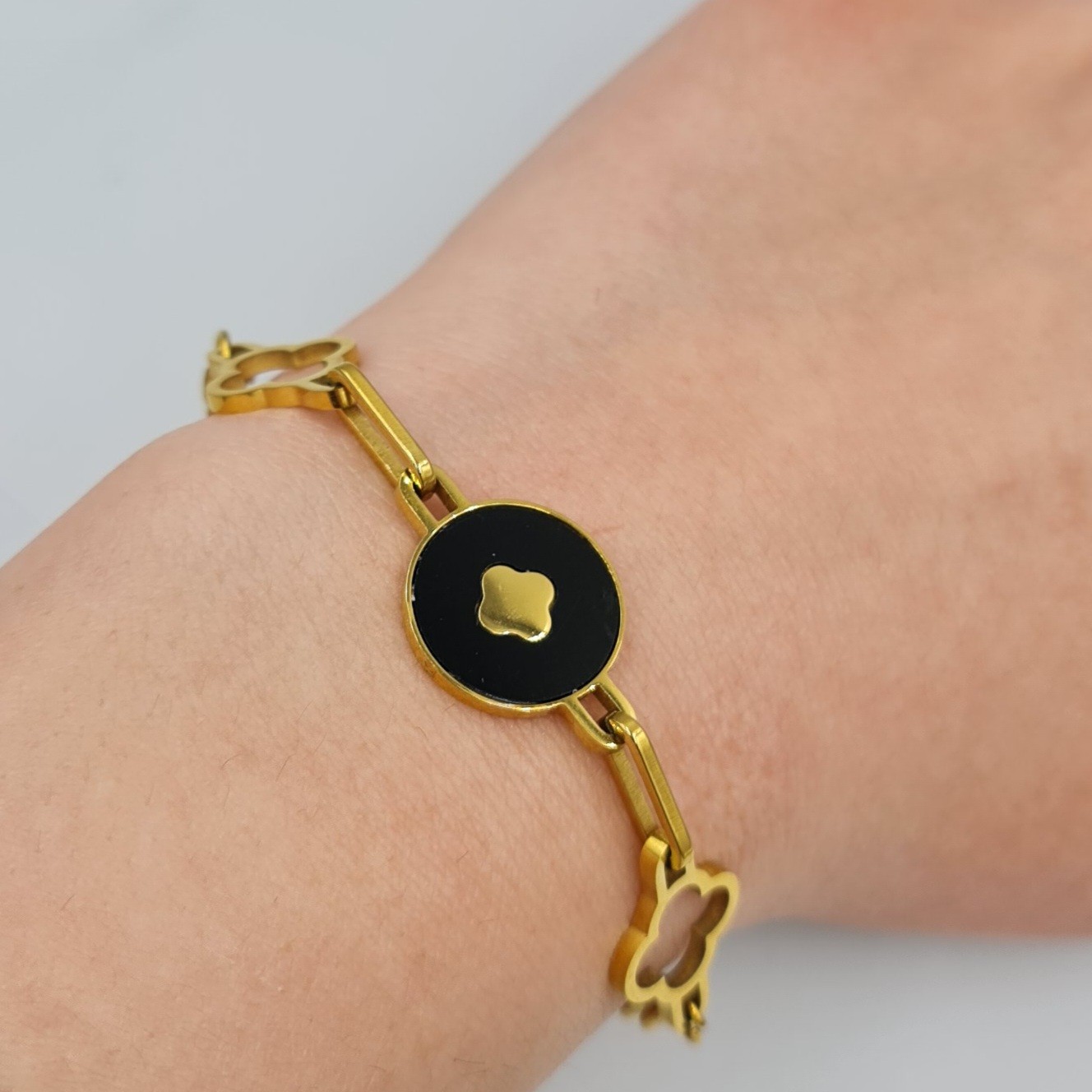 Gold Renk Siyah Detaylı Çelik Çiçek Bileklik – Ayarlanabilir, 17.5+4.5 cm
