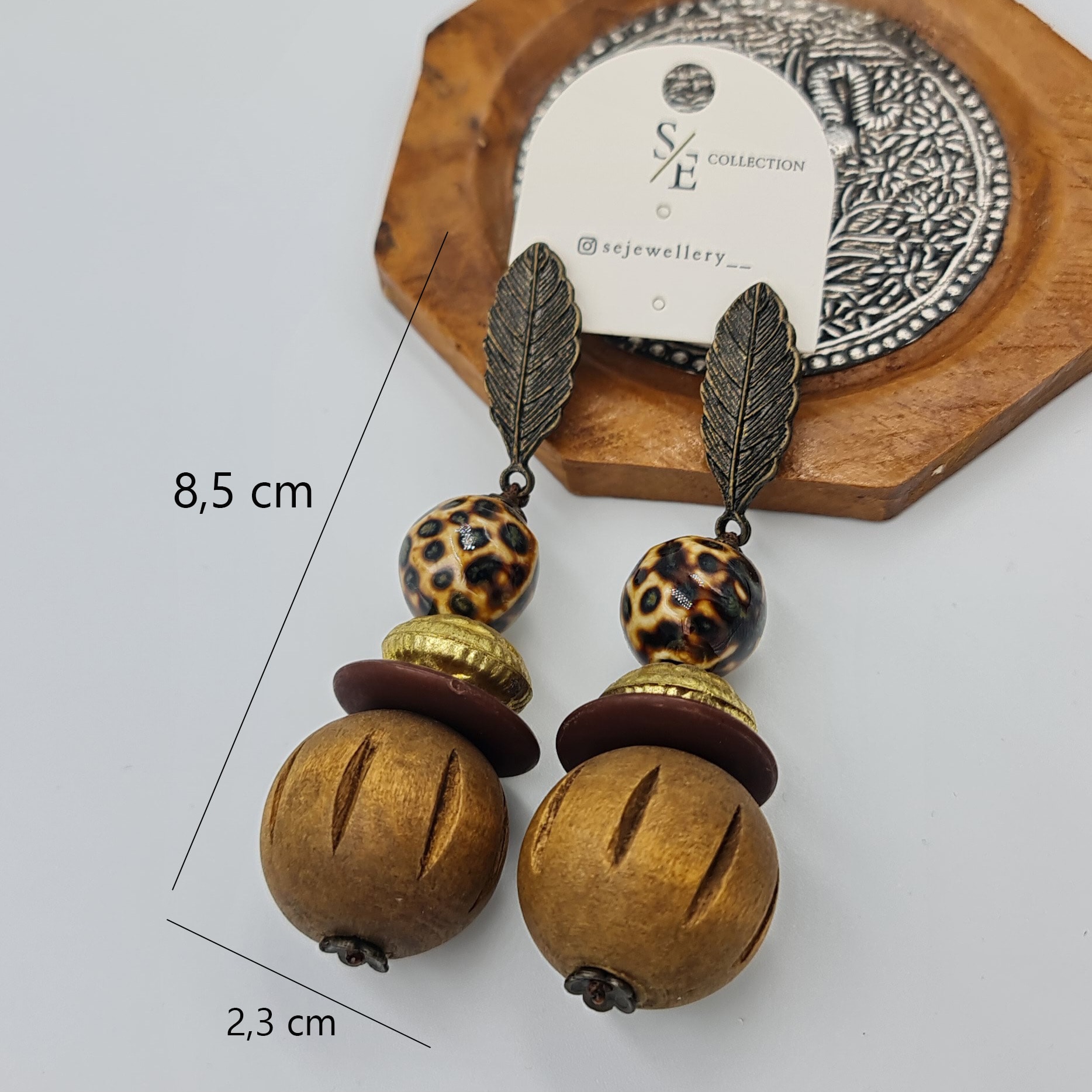 Bohem Ahşap Sallantılı Küpe – Yaprak Detaylı, Desenli Boncuklu (8,5 x 2,3 cm)