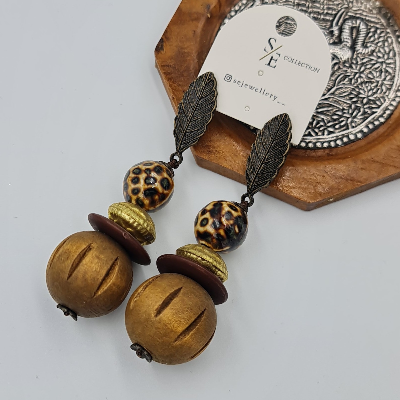 Bohem Ahşap Sallantılı Küpe – Yaprak Detaylı, Desenli Boncuklu (8,5 x 2,3 cm)