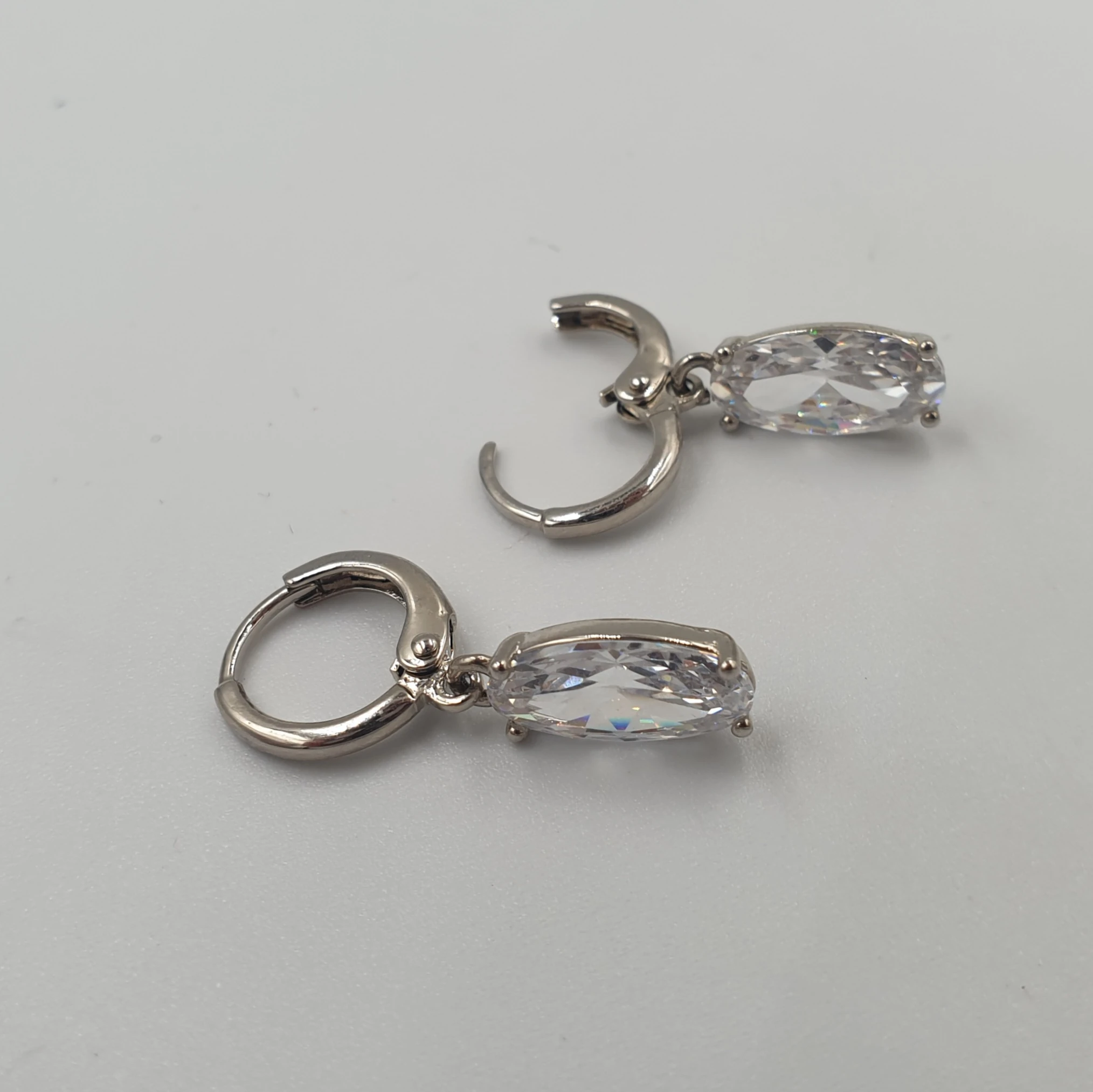 Gümüş Renk Oval Taşlı Sallantılı Xuping Klasik Halka Küpe- Kararmaz