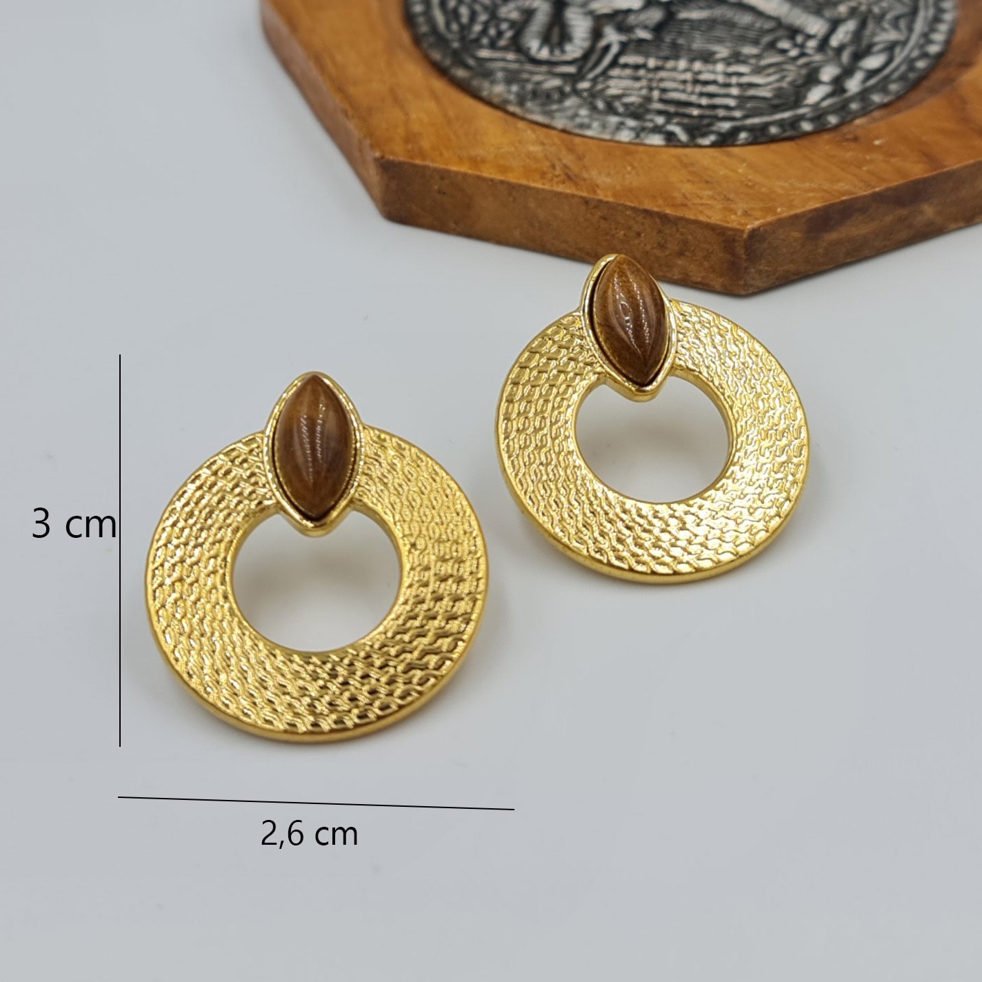 Gold Renk Ahşap Görünümlü Damla Taş Detaylı Çivi Küpe