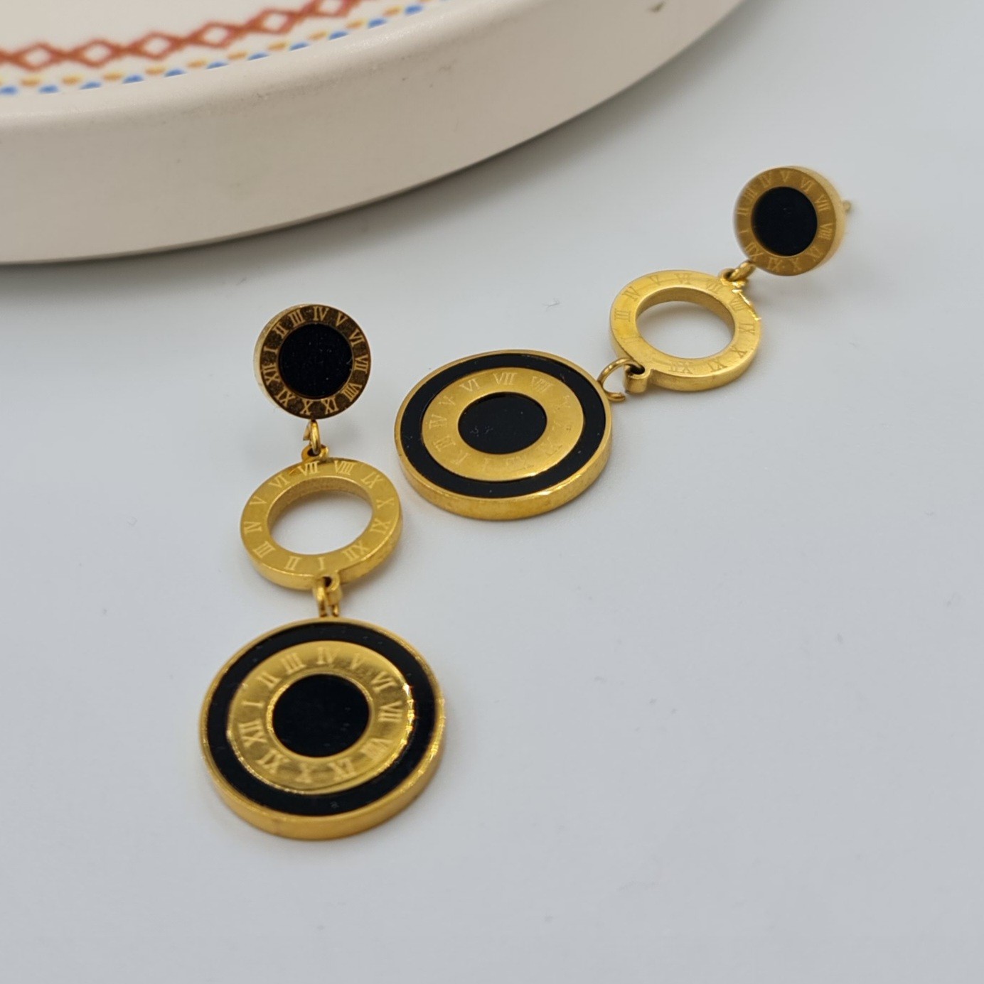 Roma Rakamlı Gold Detaylı Çelik Küpe – 4 cm, Zarif Modern Tasarım