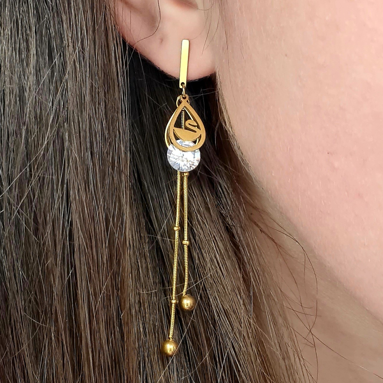 Gold Renk Zirkon Taşlı Kuğu Detaylı Uzun Çelik Küpe – 7,8 cm, Kararmaz, Suya Dayanıklı