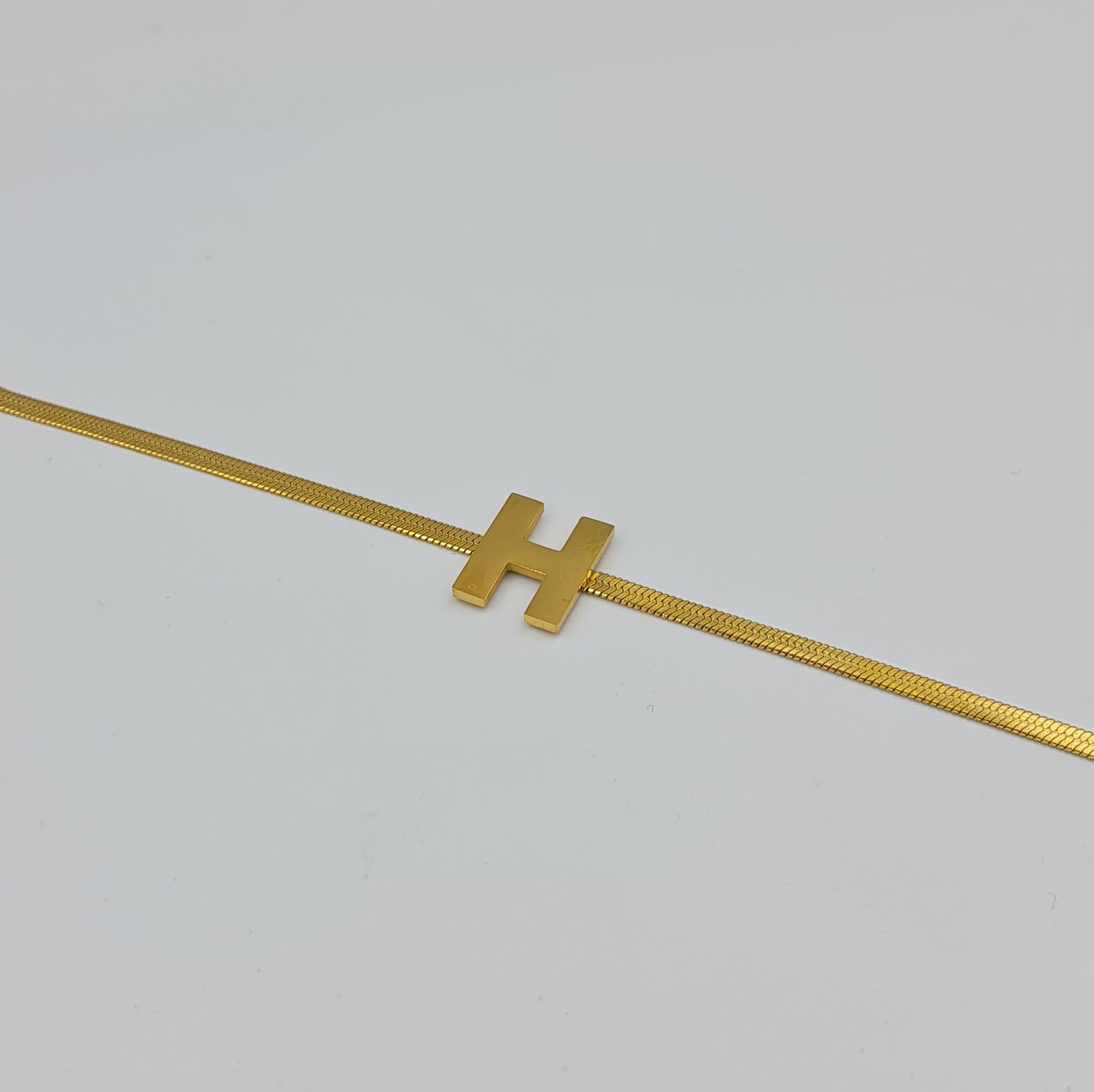 Altın Renk Çelik H Harf Detaylı Ayarlanabilir Bileklik – 17+6 cm