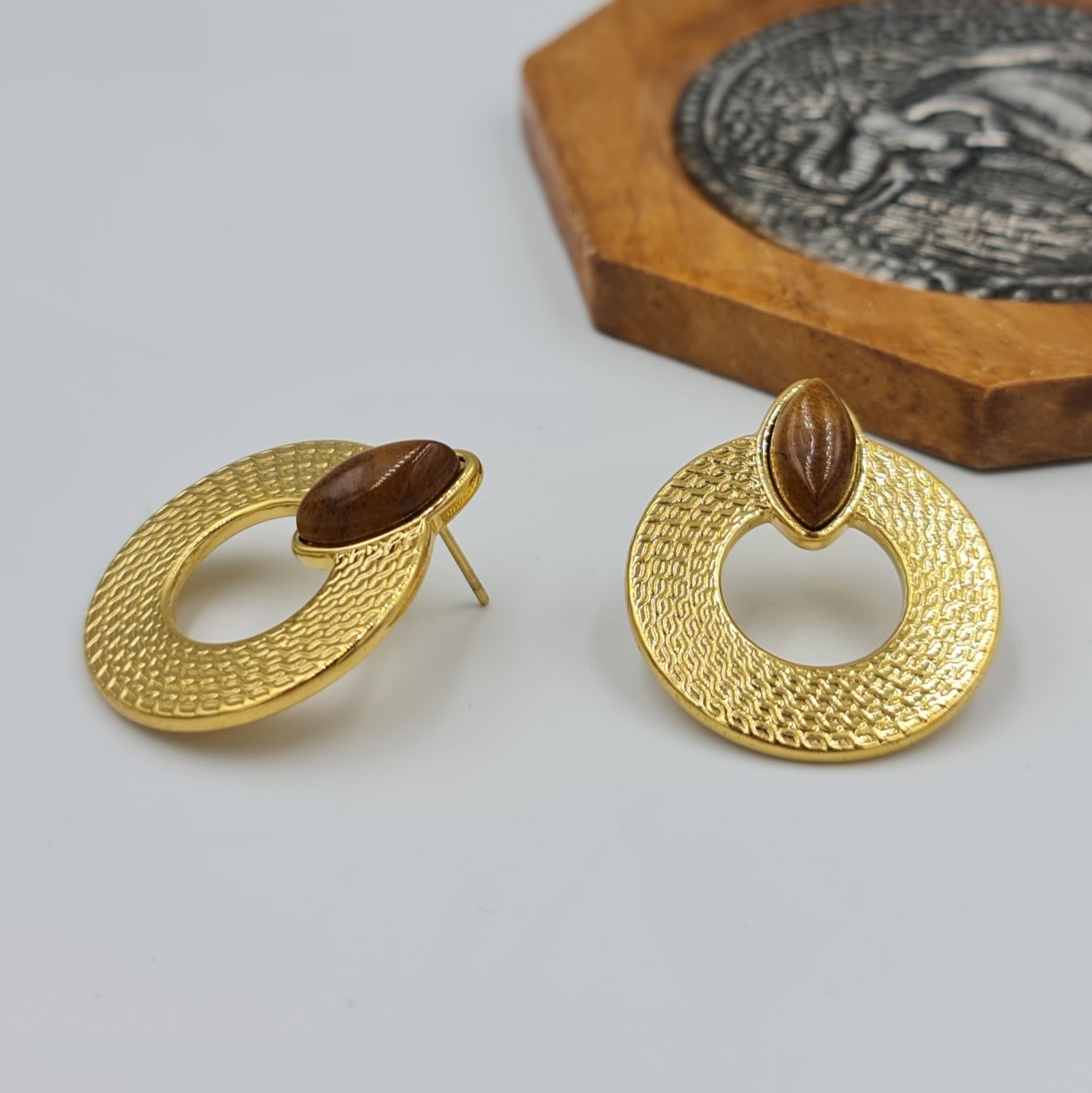 Gold Renk Ahşap Görünümlü Damla Taş Detaylı Çivi Küpe