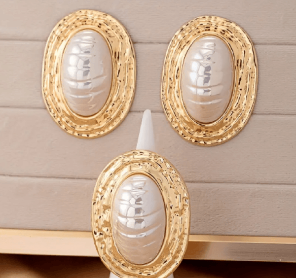 Beyaz Mine Taşlı Gold Renkli Oval Takı Seti – Küpe & Yüzük Kombini