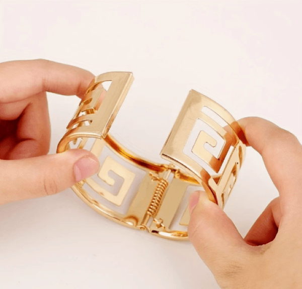 Kadın Gold Renk Geometrik Desenli Geniş Bileklik