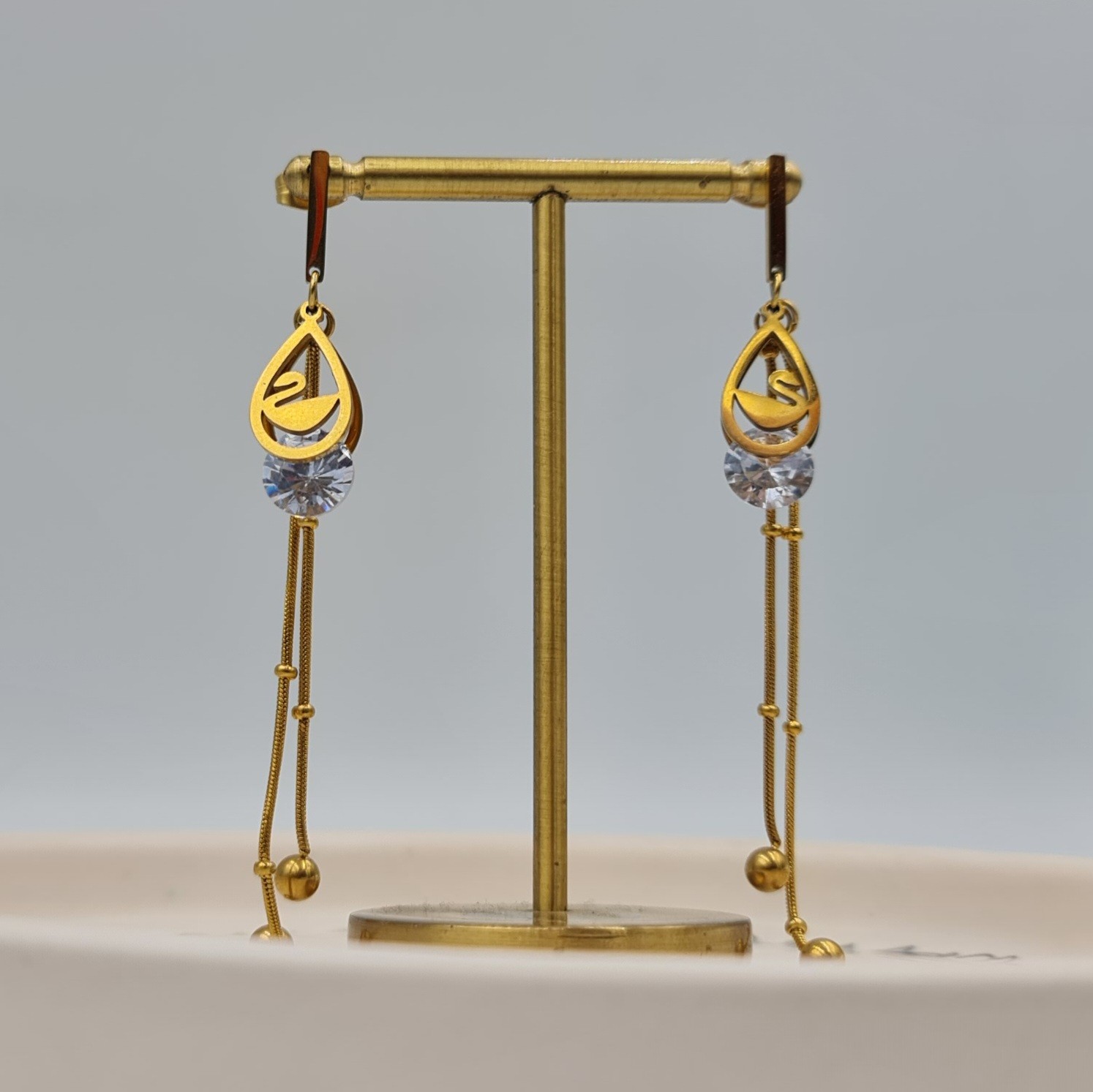 Gold Renk Zirkon Taşlı Kuğu Detaylı Uzun Çelik Küpe – 7,8 cm, Kararmaz, Suya Dayanıklı