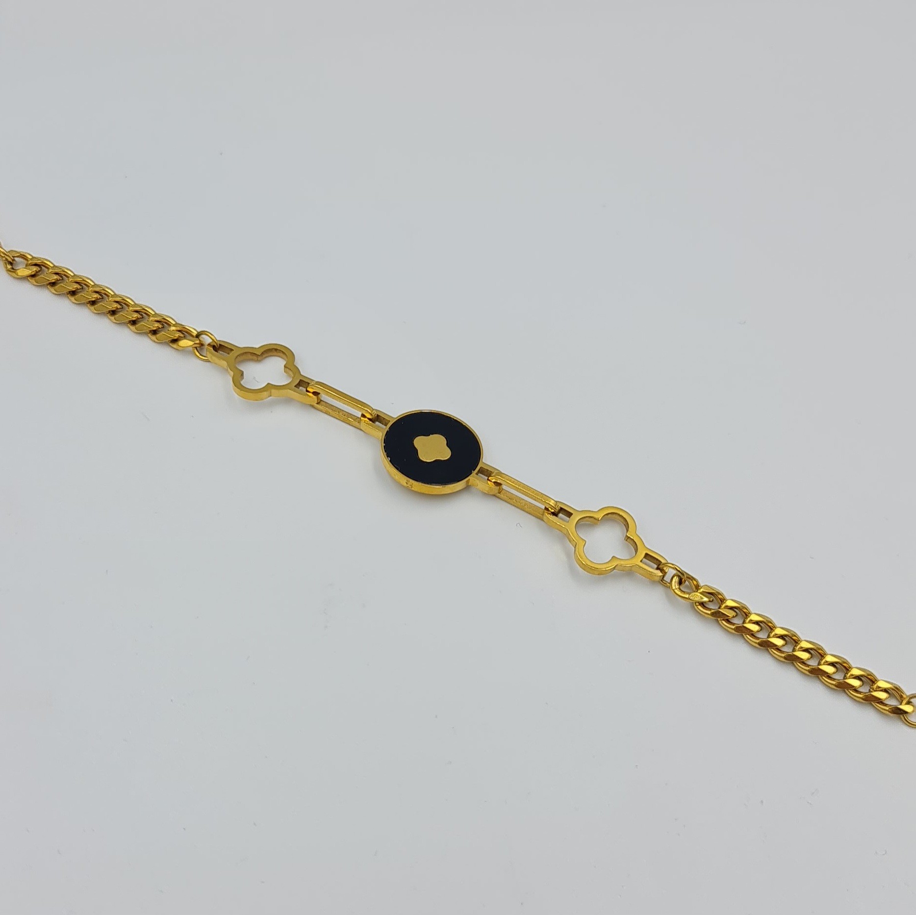 Gold Renk Siyah Detaylı Çelik Çiçek Bileklik – Ayarlanabilir, 17.5+4.5 cm