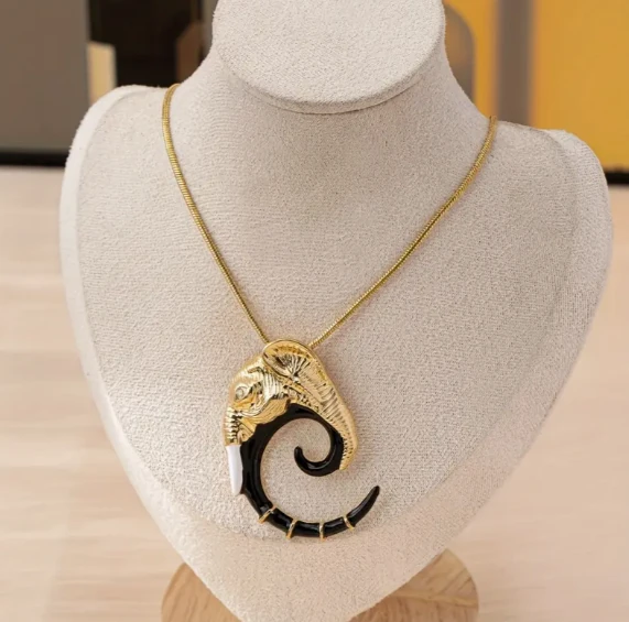 Gold Siyah Renk Detaylı Fil Model Tasarım Kolye