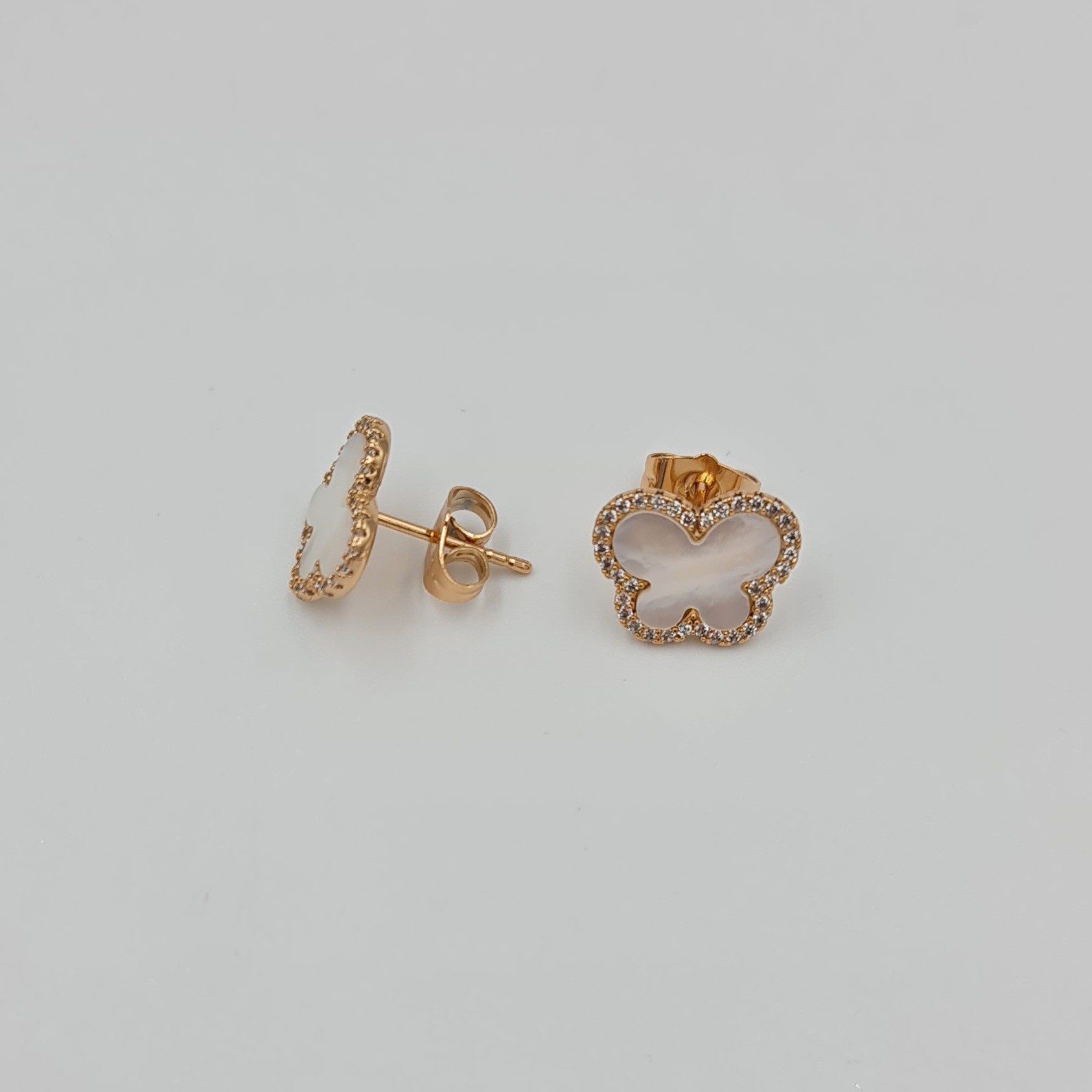 Rose Gold Sedef Görünümlü Zirkon Taş Süslemeli Kelebek Küpe – VIP Xuping, Pimli, Kararmaz (1,3 cm)