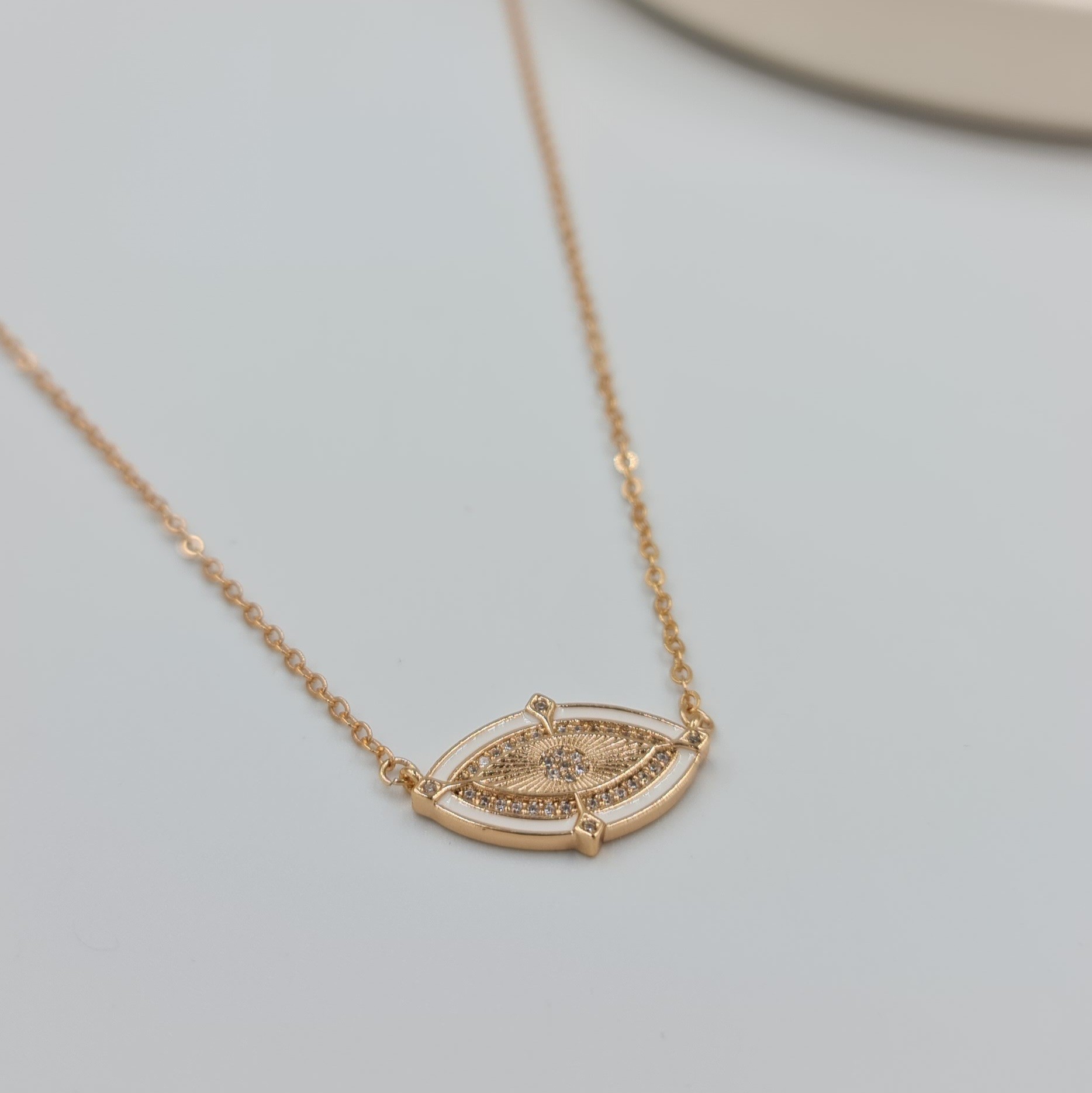Beyaz Mineli Zirkon Taşlı Göz Detaylı Kolye – Rose Xuping, Kararmaz, Ayarlanabilir Zincir (42 + 5,5 cm)