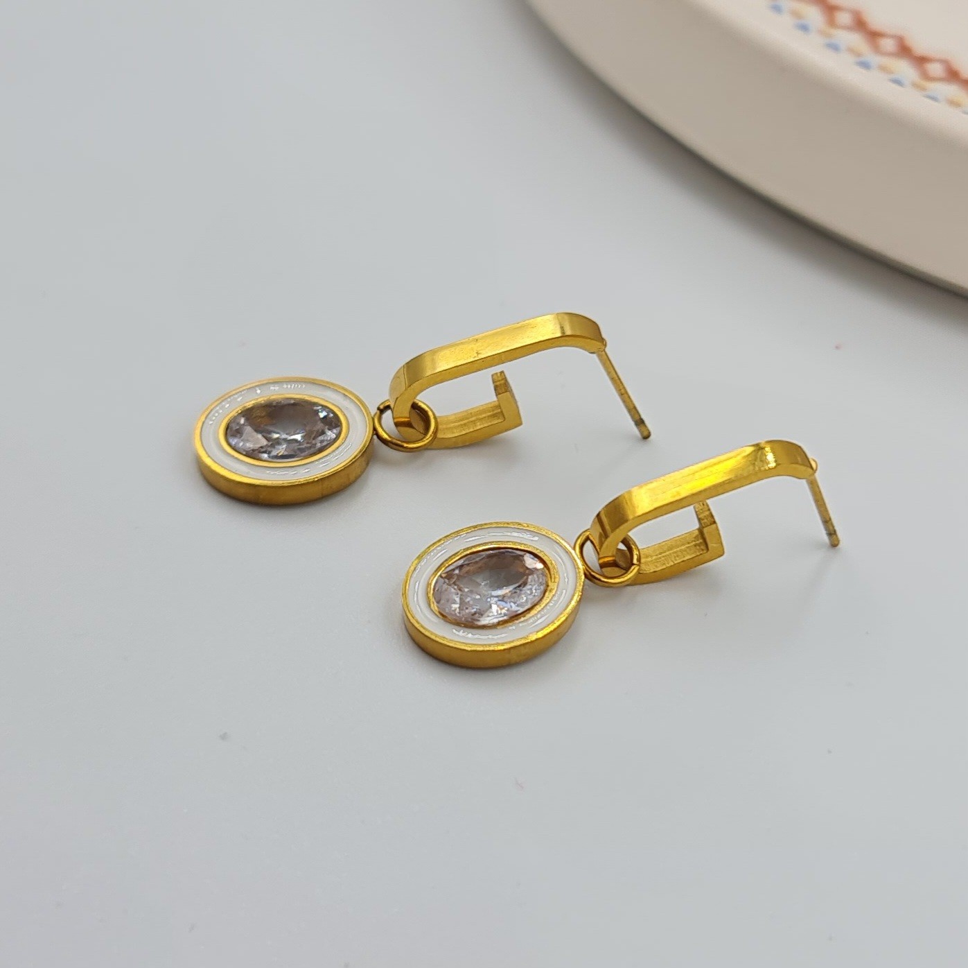 Zirkon Taş Detaylı Altın Renk Sallantılı Halka Küpe – Çelik, 3 cm, Kararmaz, Şık Model